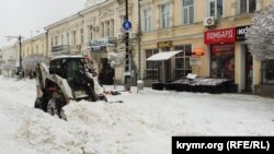 Снегоуборочная техника на улице Симферополя, 20 декабря 2016 года