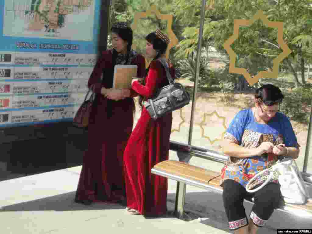 Aşgabadyň awtobus duralgasynda