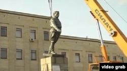 Демонтаж памятника Кирову в украинском городе Кировограде, переименованном в Кропивницкий.