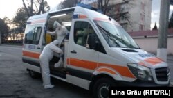 Ambulanța aduce un nou pacient suspect de coronavirus la spitalul „Toma Ciorbă” din Chișinău