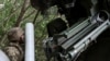 Артиллерист 147-й отдельной артиллерийской бригады готовится к стрельбе из самоходной гаубицы «Цезарь» 