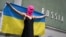 Активістка групи Pussy Riot з українським прапором біля російського павільйону на Венеційській бієнале, травень 2026 року