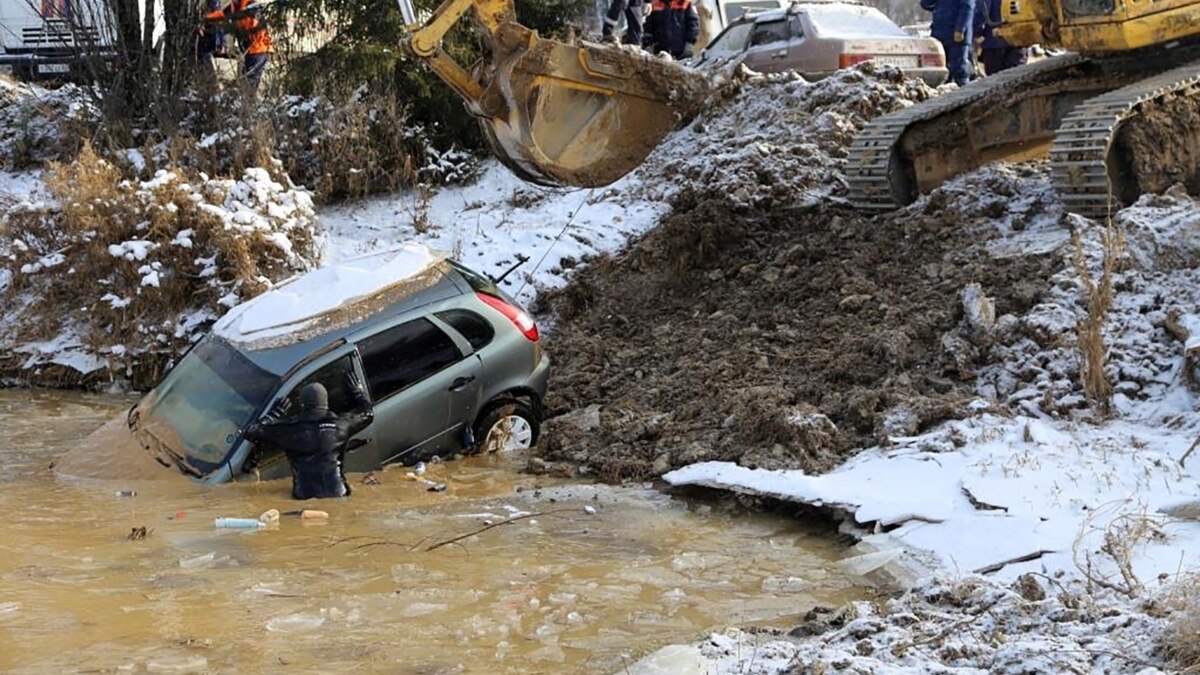 Красноярские рыбаки сняли на видео загрязнение Сисимского залива после  прорыва дамб