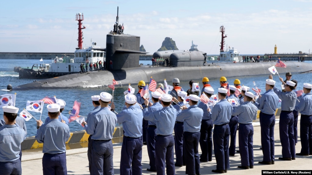 Американската подводница USS Michigan, клас "Охайо", акостира във военноморската база Пусан в Южна Корея за рутинно посещение, 13 октомври 2017 г. 