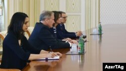 Дипломатка Робін Данніґан (між двома чоловіками) на зустрічі з президентом Азербайджану Ільгамом Алієвим, 2017 рік
