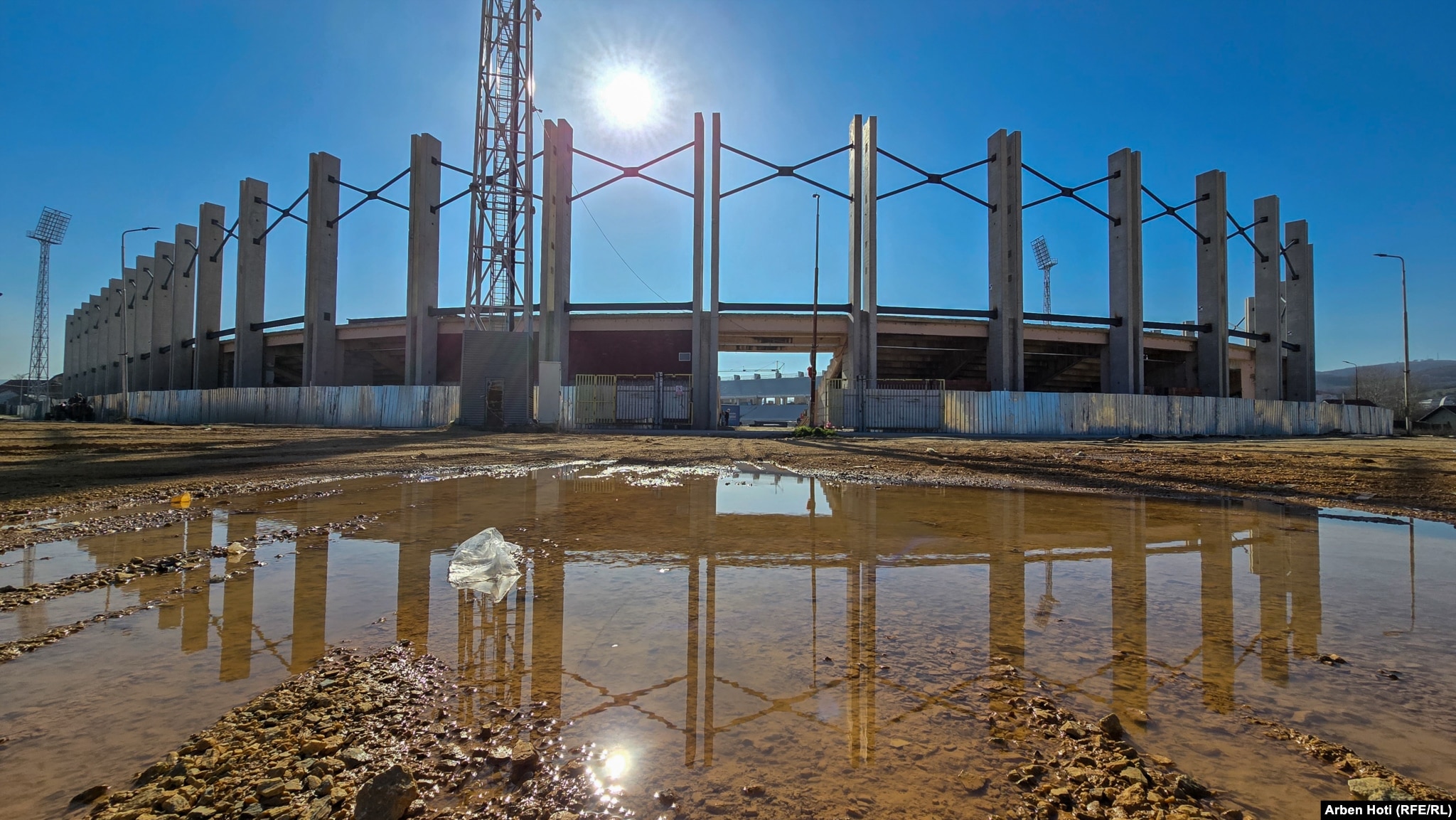 Pamje pranë stadiumit "Adem Jashari", rindërtimi i të cilit u bë sagë në vend pasi ka dështuar të kryhet për më shumë se 10 vjet.