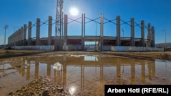 Pamje pranë stadiumit "Adem Jashari", rindërtimi i të cilit u bë sagë në vend pasi ka dështuar të kryhet për më shumë se 10 vjet.