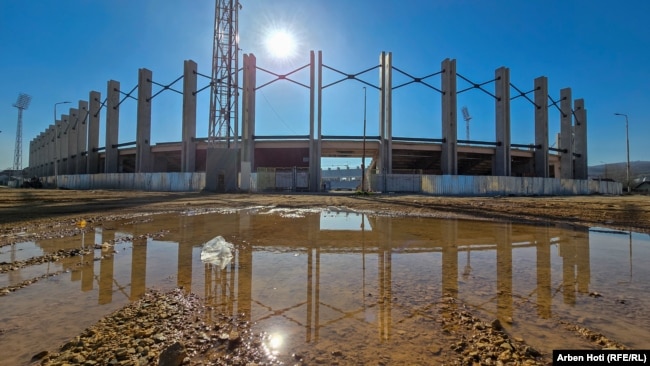 Pamje pranë stadiumit "Adem Jashari", rindërtimi i të cilit u bë sagë në vend pasi ka dështuar të kryhet për më shumë se 10 vjet.