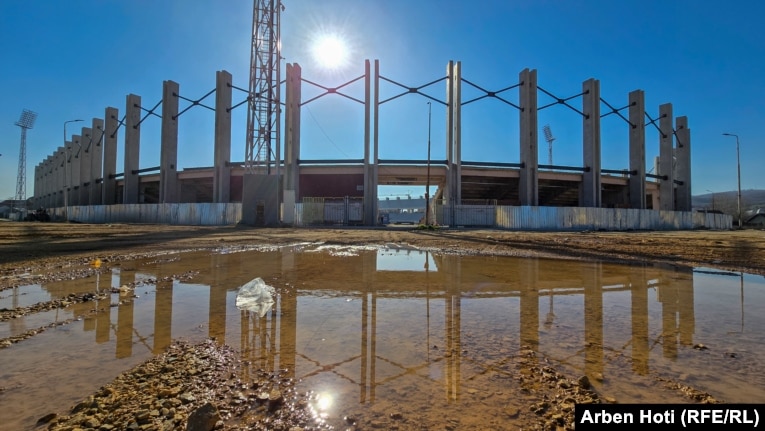 Pamje pran&euml; stadiumit "Adem Jashari", rind&euml;rtimi i t&euml; cilit u b&euml; sag&euml; n&euml; vend pasi ka d&euml;shtuar t&euml; kryhet p&euml;r m&euml; shum&euml; se 10 vjet.