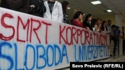 Sa protesta studenata Fakulteta političkih nauka u Podgorici zbog stanja na Univerzitetu Crne Gore, novembar 2011.