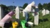 Čišćenje nišana u Memorijalnom centru Srebrenica-Potočari, 27. juni