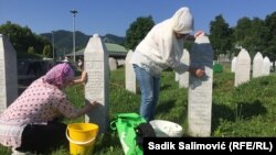 Čišćenje nišana u Memorijalnom centru Srebrenica-Potočari, 27. juni