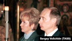 Tineri, frumoși, dar netradiționali. Președintele Putin și soția lui, Liudmila, la biserică după ce el depusese jurământul, în 2000. Cuplul prezidențial s-a îndepărtat de valorile clasice propagate acum de regimul de la Moscova divorțând în 2013, după 30 de ani de căsnicie.