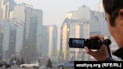 Видео түсіріп тұрған адам. Алматы, 13 ақпан 2013 жыл. Көрнекі сурет