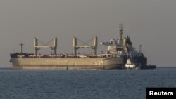 Сухогруз Rojen покидает морской порт в Черноморске после возобновления экспорта зерна из Украины, прерванного российским вторжением. 5 августа 2022 года