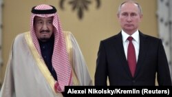 Сауд Арабиясының королі Салман бен Абдел Әзиз әл-Сауд Ресей президенті Владимир Путинмен кездесіп тұр. Мәскеу, 5 қазан 2017 жыл.