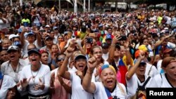 Аялдардын эл аралык күнүндө оппозиция лидери Хуан Гуайдо менен жолугушууга чогулгандар. Венесуэла, Каракас. 8-март, 2019-жыл. 