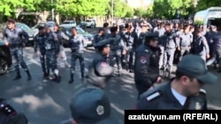 Armenia - Police arrive to Bagramian Avenue where a protest action is underway, Yerevan,16Apr,2018