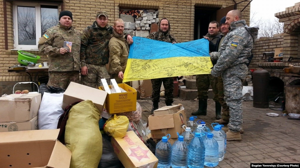 Архівне фото. Волонтери «Бучанської варти» відвідують бійців АТО. За понад чотири роки волонтери пройшли шлях від постачання продуктів до пошуку будматеріалів і засобів зв’язку