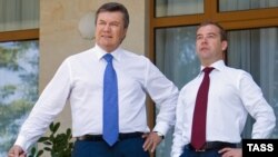 Președinții Victor Ianukovici și Dmitri Medvedev la Soci, în luna august