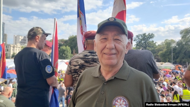 Goran Radosavlljeviq Guri, ish-komandant i Xhandarmërisë Serbe në një tubim pro-regjimit para Parlamentit Serb, qershor 2025.