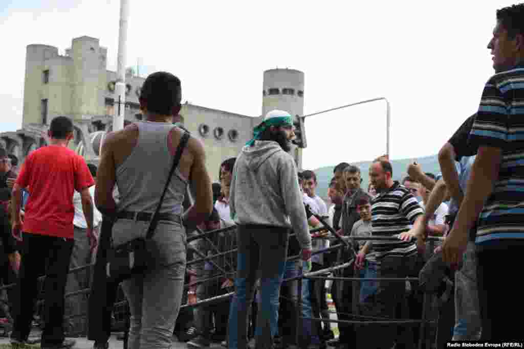 Протести на Албанците против полициската операција Монструм.