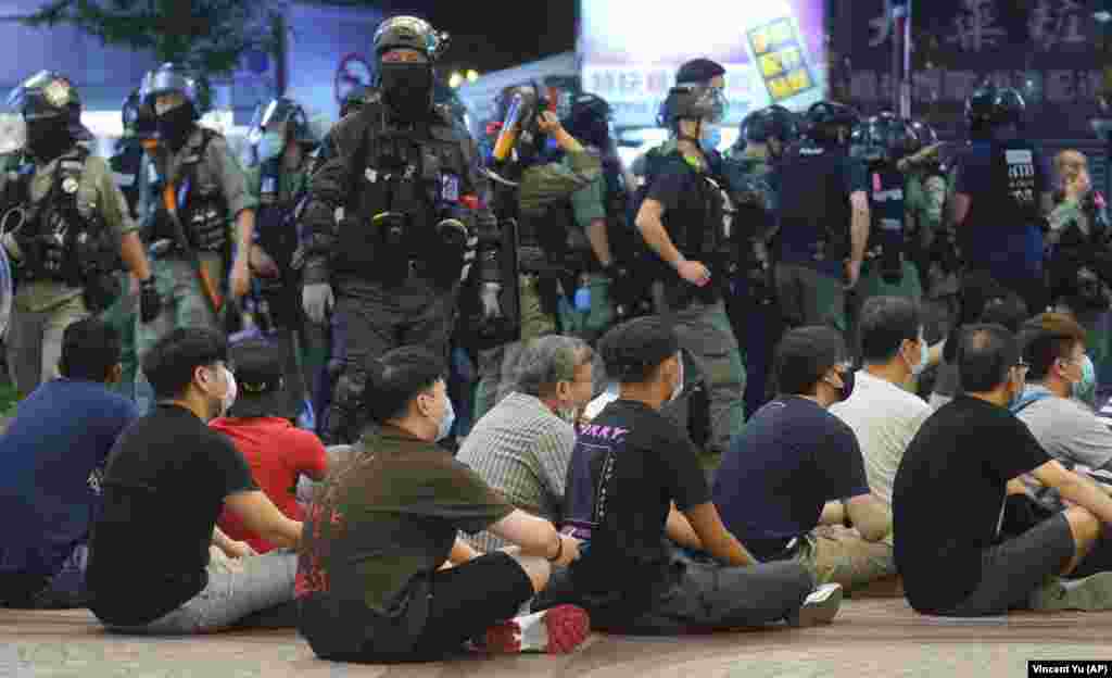 АВСТРАЛИЈА - Австралискиот премиер Скот Морисон изјави денеска дека неговата влада размислува да понуди засолниште на граѓаните на Хонг Конг, кои се плашат од спроведувањето на неодамна усвоениот кинески закон за национална безбедност во таа полуавтономна покраина.