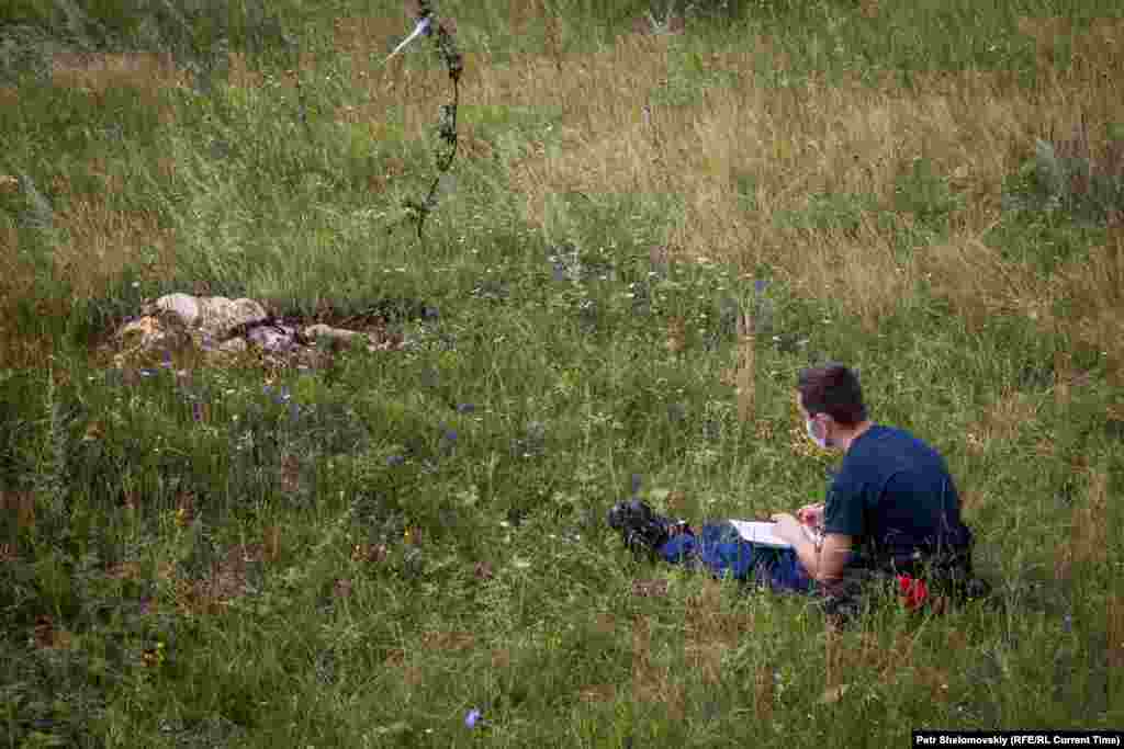 An investigator takes notes during a visit by OSCE monitors.