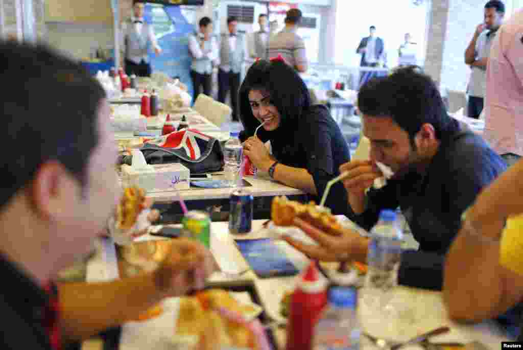 Young people have lunch at a fast-food restaurant.