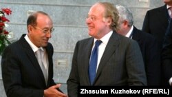 Александр Машкевич (слева) и исполнительный директор нефтегазовой корпорации ENI Паоло Скарони в кулуарах заседания Совета иностранных инвесторов