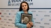 Сьвятлана Ціханоўская з партрэтам журналіста Ўладзімера Янукевіча, былога кіраўніка «Інтэкс-прэс», 13 кастрычніка 2026 году