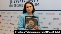 Сьвятлана Ціханоўская з партрэтам журналіста Ўладзімера Янукевіча, былога кіраўніка «Інтэкс-прэс», 13 кастрычніка 2026 году