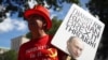 Чоловік тримає плакат із зображенням російського президента Путіна, коли він протестує проти Брекзиту біля Даунінг-стріт у Лондоні 21 липня 2020 року