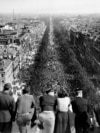 <p>Britanke plešu na ulicama s američkim vojnicima, London, 8. maj 1945., dan kapitulacije nacističke Njemačke. 