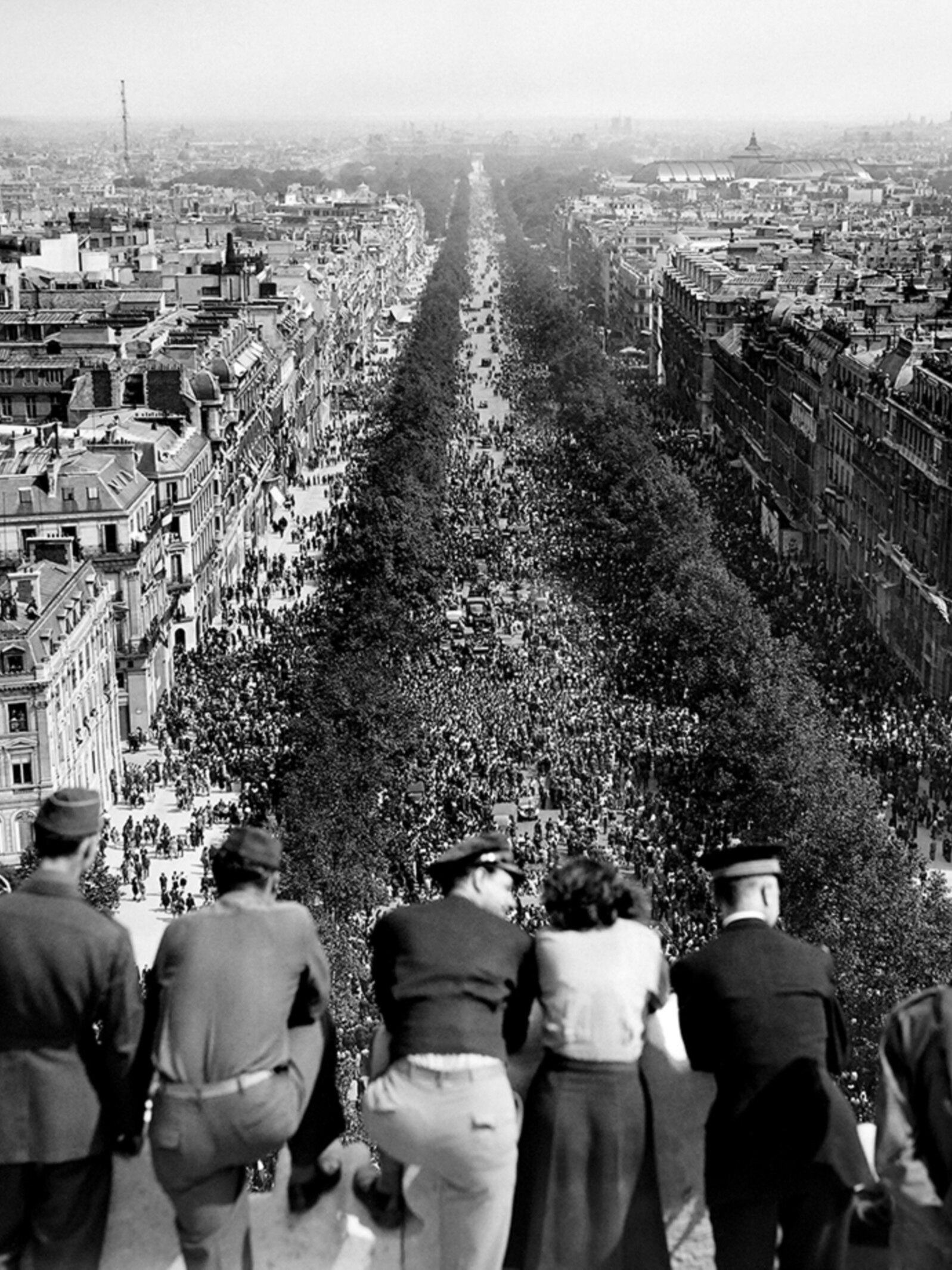 <p>Londra, 8 mai 1945, ziua în care a capitulat Germania nazistă - femeile britanice dansează pe străzi cu soldații americani .