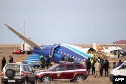 Serviciile de urgență, la locul prăbușirii unui avion de pasageri al Azerbaijan Airlines, în apropiere de orașul Aktau din vestul Kazahstanului, pe 25 decembrie 2024.