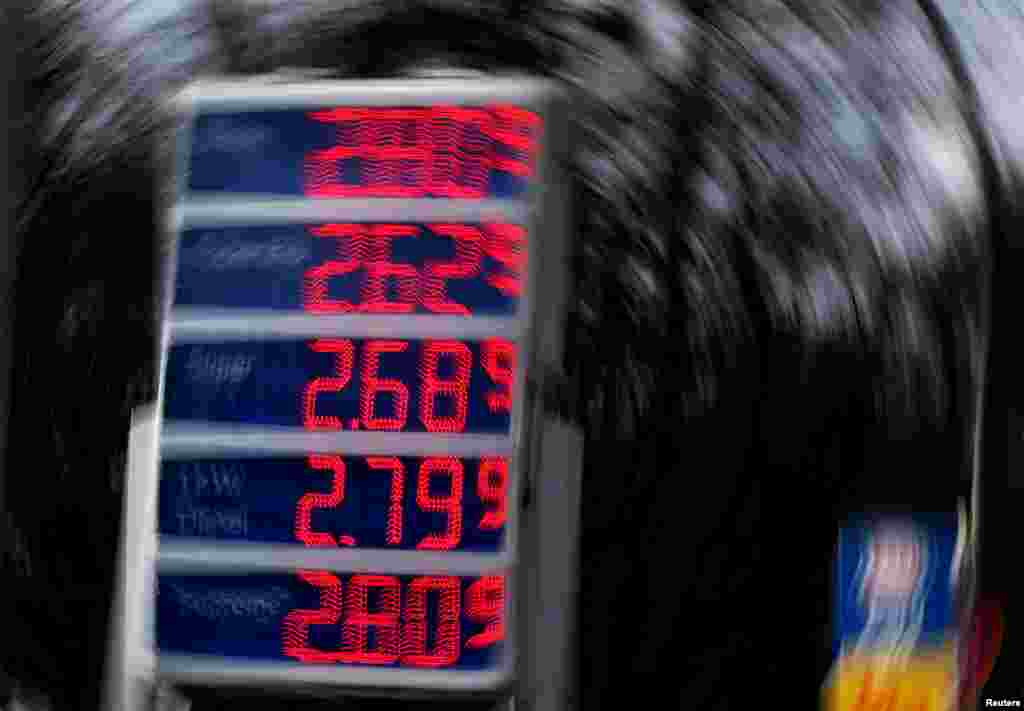 Табло с ценами на бензин и дизельное топливо на фоне американо-израильского конфликта с Ираном в Берлине, Германия, 1 апреля 2026 года. REUTERS/Lisi Niesner