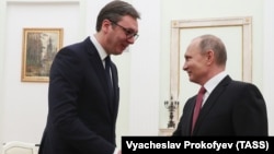 Александр Вучич (слева) и Владимир Путин