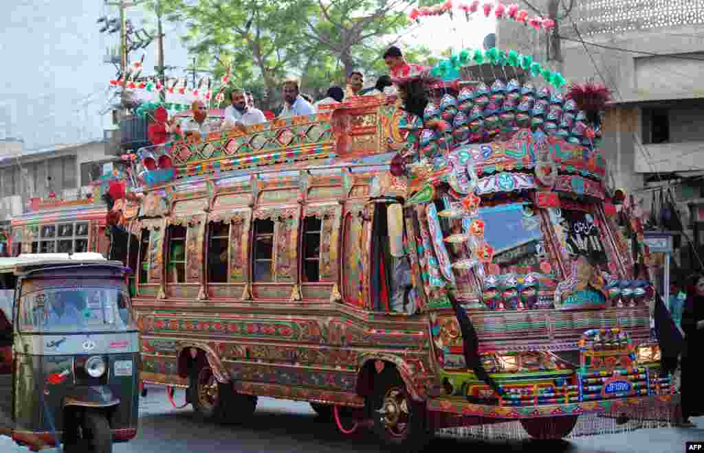 Cu autobuzul la Karachi, Pakistan