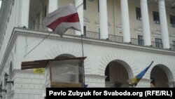 Бел-чырвона-белы сьцяг на Майдане