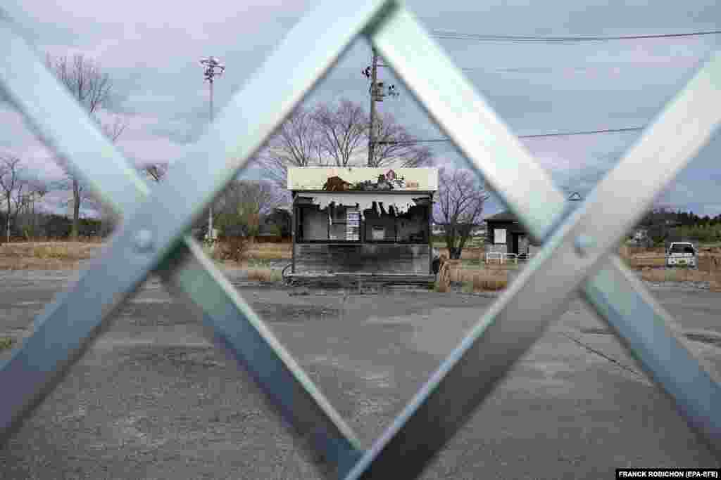 Заброшенный киоск в поселке Томиока, 17 февраля 2021 года