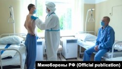 Тестирование вакцины против COVID-19 в московском госпитале имени Бурденко.
