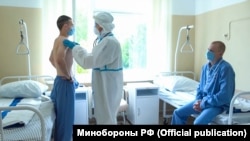 Тестирование вакцины против COVID-19 в московском госпитале имени Бурденко.
