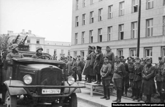 Спільний парад Вермахту і Червоної армії у Бресті 22 вересня 1939 року після вторгнення на територію Польщі військ Німеччини та СРСР. На трибуні (зліва направо): генерал-лейтенант Моріц фон Вікторин, генерал танкових військ Гейнц Гудеріан і комбриг Семен Кривошеїн