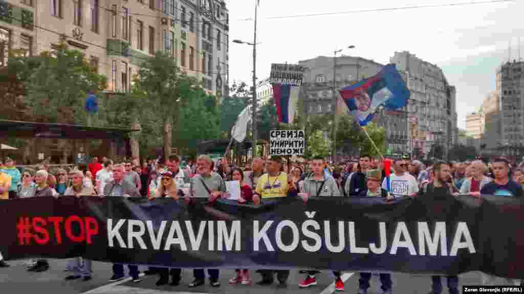 СРБИЈА - Оргaнизаторите на протестите 1 од 5 милиони, кои речиси 10 месеци континурано секоја сабота протестираат во Белград и другите градови во Србија против власта на Александар Вучиќ, ги повикаа граѓаните и партиите на бојкот на престојните редовни избори на пролет идната година.