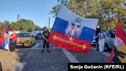 Jedna od zastava na protestu ultra desnih organizacija u Beogradu zbog posete ukrajinskog predsednika Volodimira Zelenskog Srbiji, 16.8.2026.