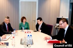 Ešton na sastanku 2014. godine sa tadašnjim premijerima Kosova i Srbije Hašimom Tačijem i Ivicom Dačićem, i njegovim zamjenikom Aleksandrom Vučićem