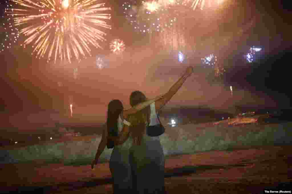 Dvije žene gledaju vatromet na plaži Kopakabana u Brazilu