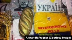 "Золотой батон", найденный после свержения Януковича в его резиденции, стал символом коррупционного правления "регионалов"