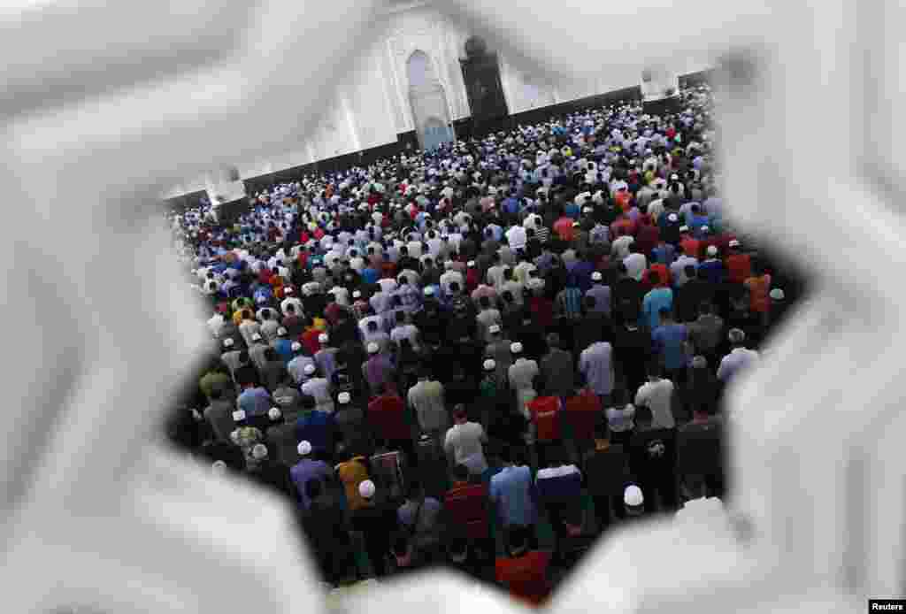 Мусульмане во время пятничной молитвы в мечети недалеко от международного аэропорта Куала-Лумпур. Индонезия, 14 марта